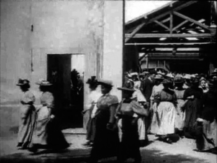 Still from 'Arbeiter verlassen die Fabrik'